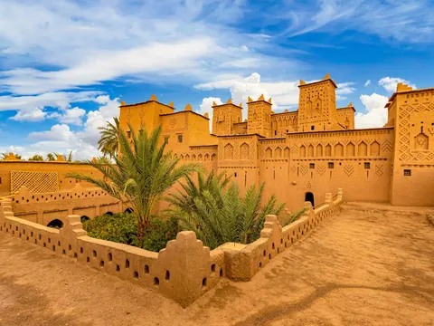 Kasbah tradicional de Ouarzazate a los pies de las montañas del Atlas