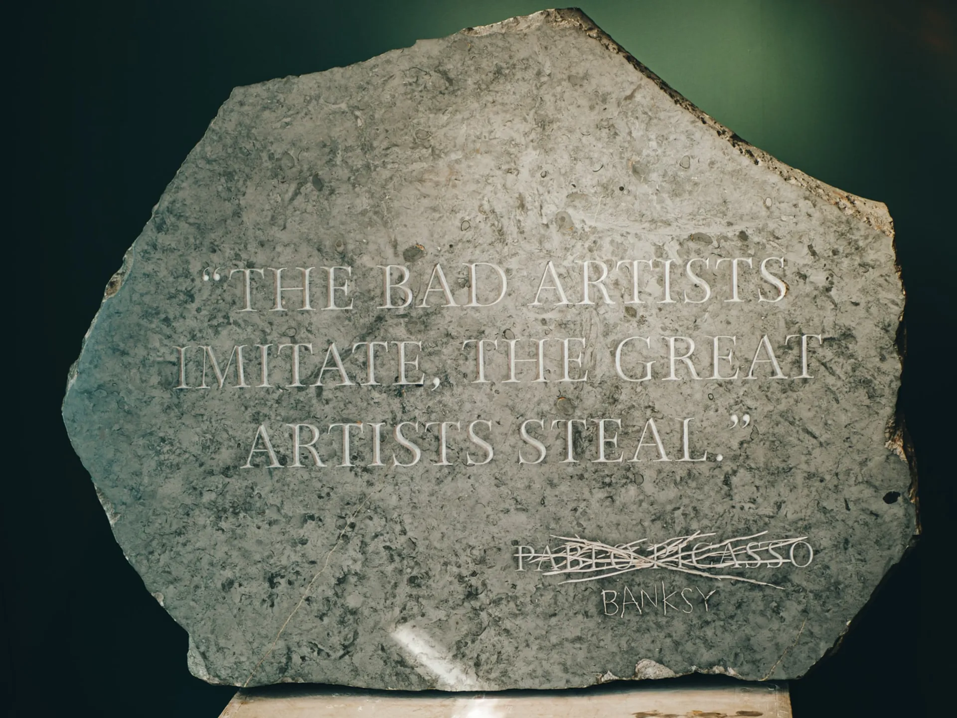 Obra de arte de Bansky- Museo MOCO de Ámsterdam- Qué ver en Ámsterdam- Museos de Ámsterdam- Buendía Tours