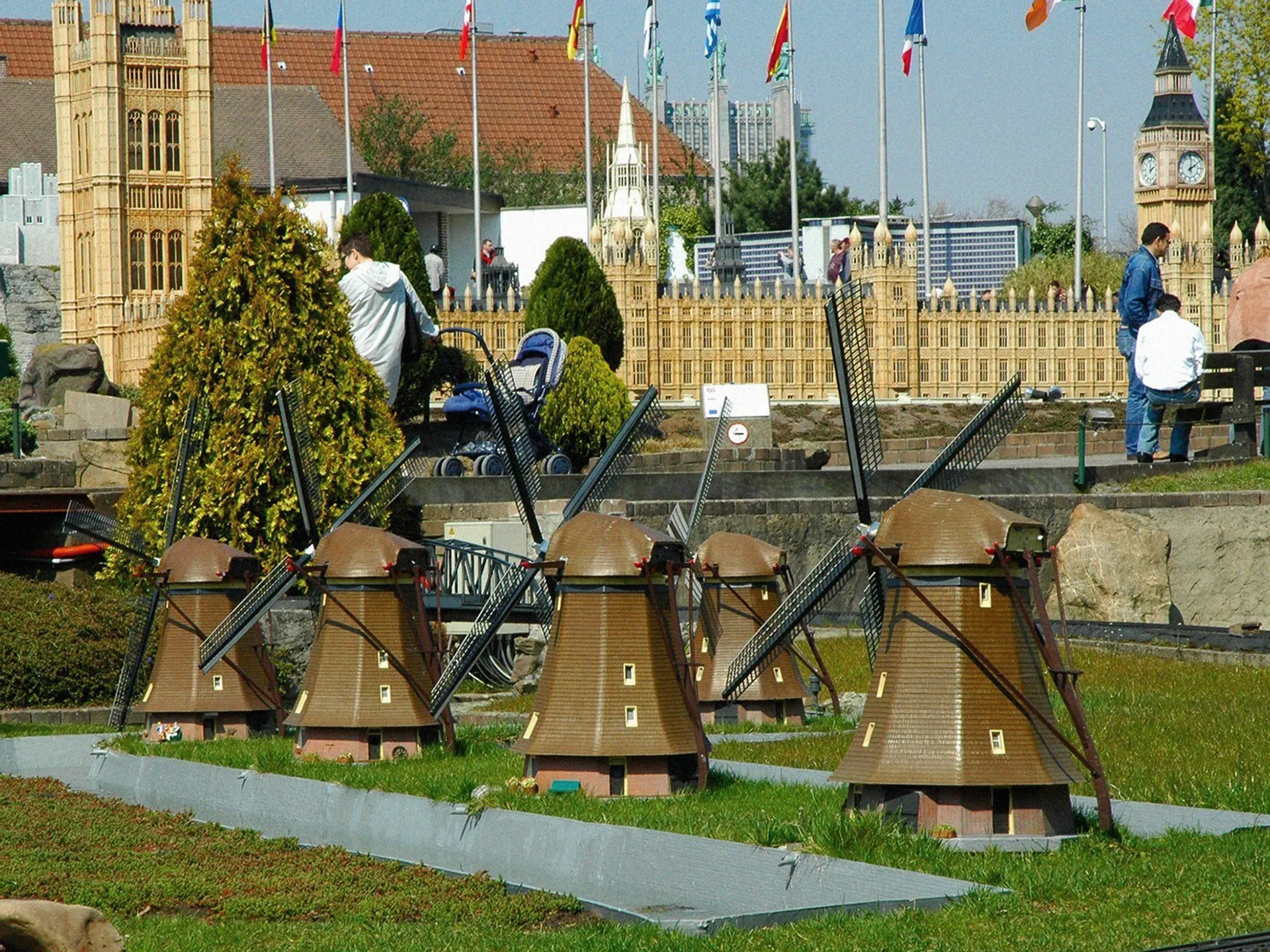 Miniaturas de molinos y el Big Ben en el parque Mini-Europe de Bruselas.