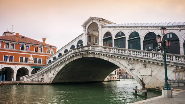 Vista del Puente de Rialto sobre el Gran Canal en Venecia