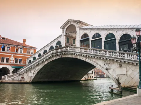 Vista del Puente de Rialto sobre el Gran Canal en Venecia