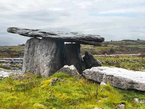 Dolmen de Poulnabrone en el paisaje de El Burren, Irlanda