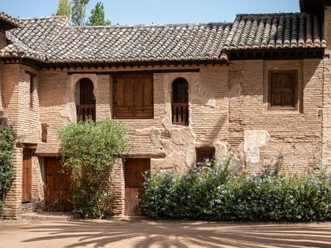 Fachada en un patio histórico de la Alhambra, Granada.