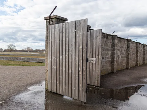 Puerta lateral del antiguo campo de concentración de Sachsenhausen tras la lluvia