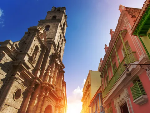 El cielo iluminado entre los edificios de la plaza de San Francisco, La Habana