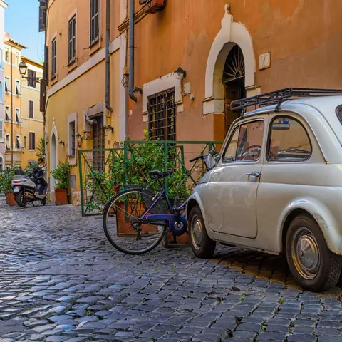 Calle acogedora de Roma con un pequeño coche