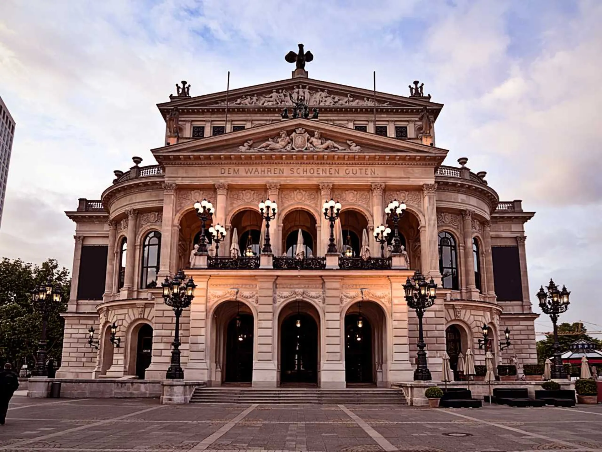 vista-frontal-alter-oper-frankfurt-buendiatours.jpg