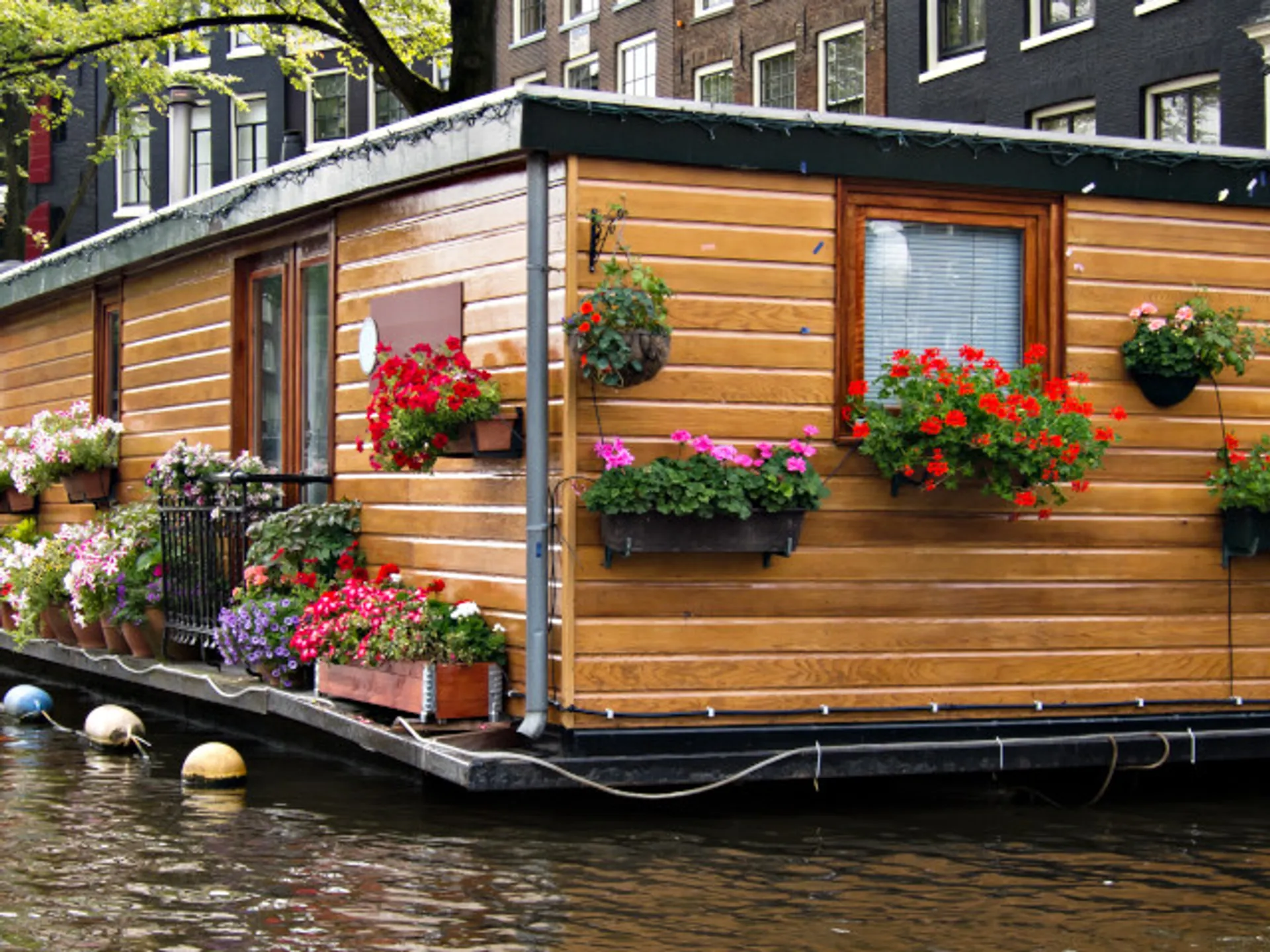 Casa Flotante de madera en Ámsterdam- Guía de viaje Ámsterdam