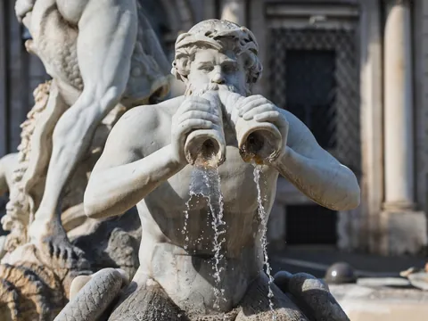Primer plano escultura Tritón en Roma.