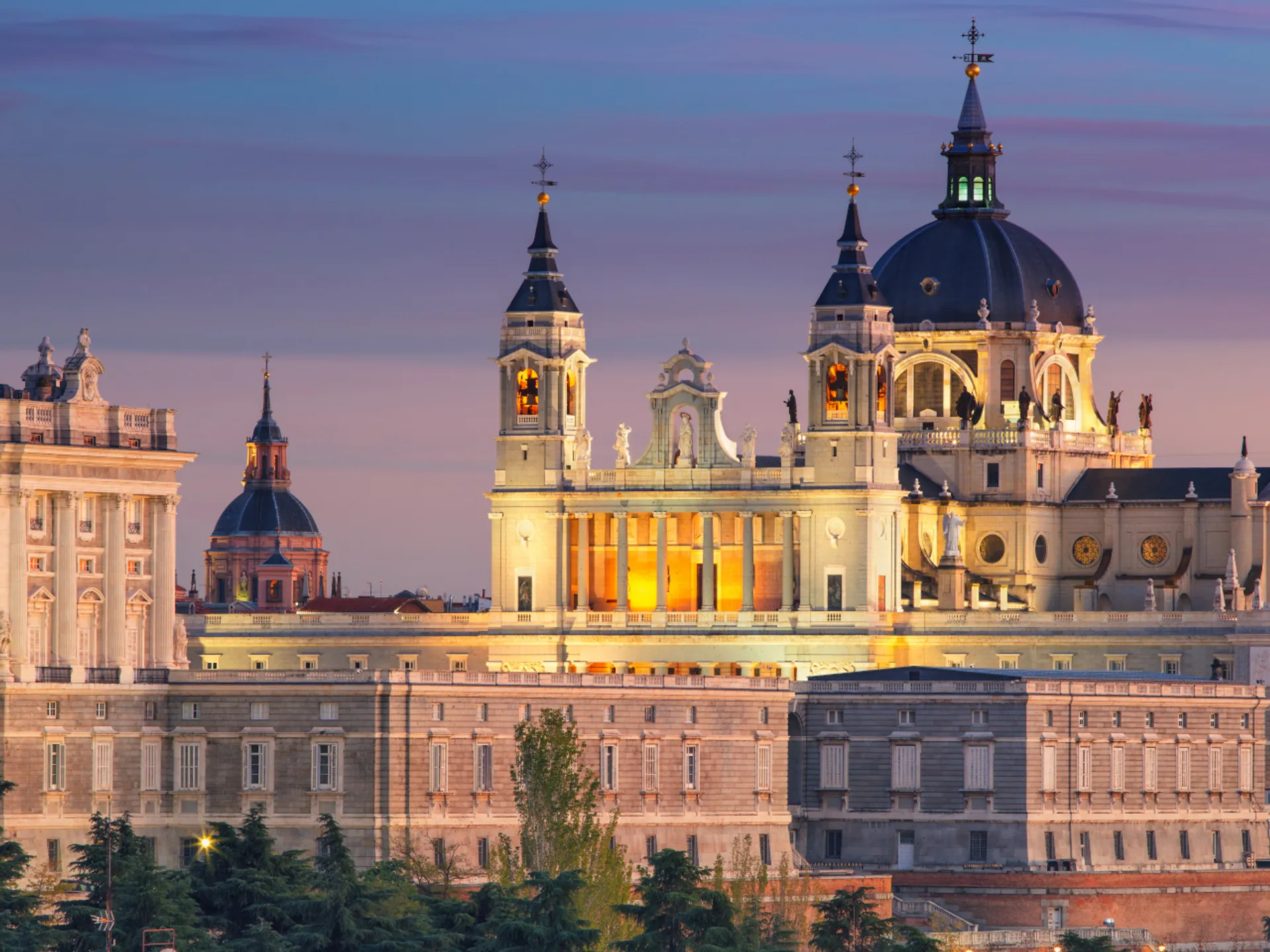 Exterior de la Catedral de la Almudena con el Palacio Real - Catedral de la Almudena - Qué ver en Madrid - Guía de Viajes Madrid - Buendía Tours