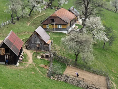 Casas en los pueblos, con los campesinos trabajando la tierra, donde conoceremos las tradiciones locales y los productos artesanales, como el queso.