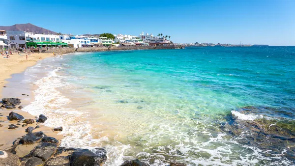 Aguas cristalinas en Playa Blanca, Lanzarote