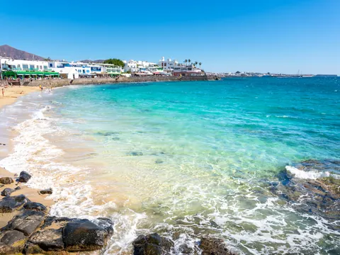 Aguas cristalinas en Playa Blanca, Lanzarote