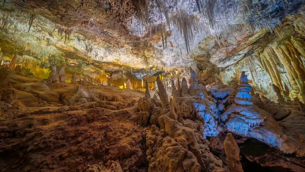 Panorámica de estalagmitas y techo de estalactitas en Cuevas dels Hams, Mallorca