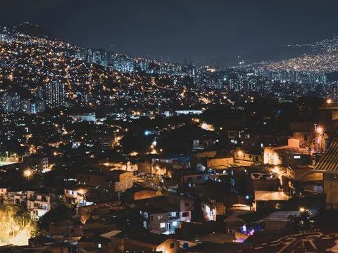 Panorámica de Medellín por la noche, Colombia