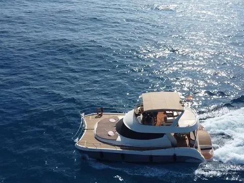 catamarán Yate Actividades Acuaticas Puerto Carmen Lanzarote Canarias