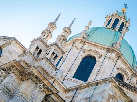 Cúpula y detalles del Duomo de Como en el centro histórico de Como