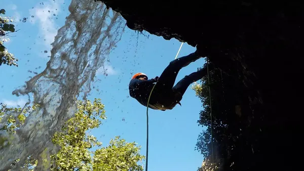 Cursos de barranquismo, escalada y vías ferratas en Asturias, técnica y adrenalina en los Picos de Europa
