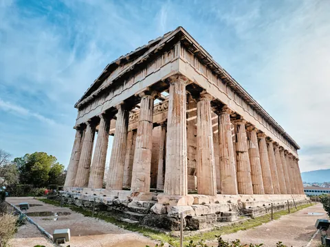 El ágora griega de la preciosa ciudad de Atenas, Grecia