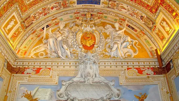 Observa las esculturas en el techo de los museos vaticanos