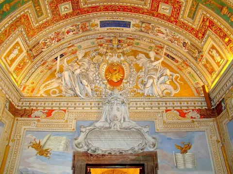 Observa las esculturas en el techo de los museos vaticanos