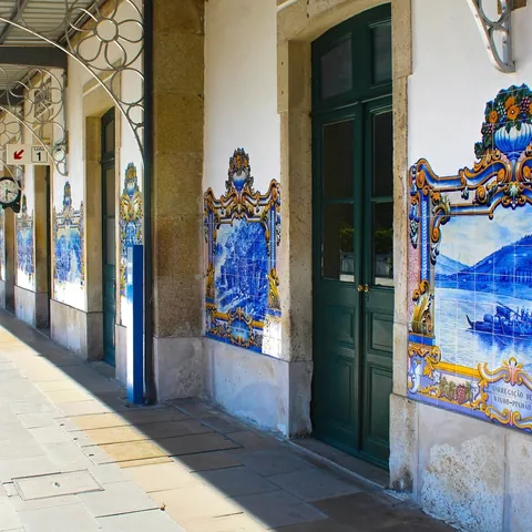 Azulejos tradicionales en la estación de tren de Pinhão, en el Valle del Duero