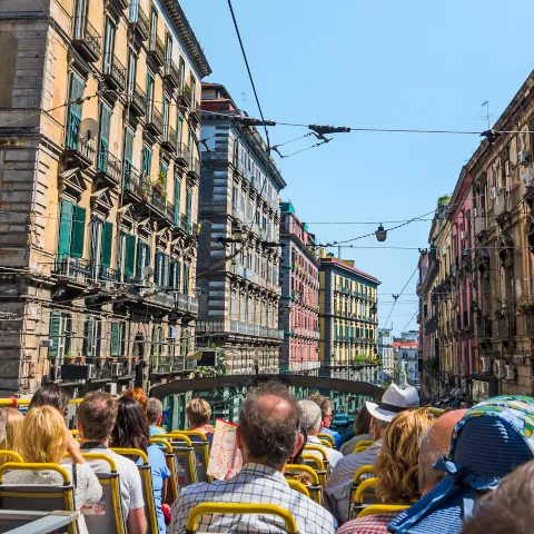 Turistas en un autobús por Roma-Cómo moverse en transporte público en Roma-Buendiatours