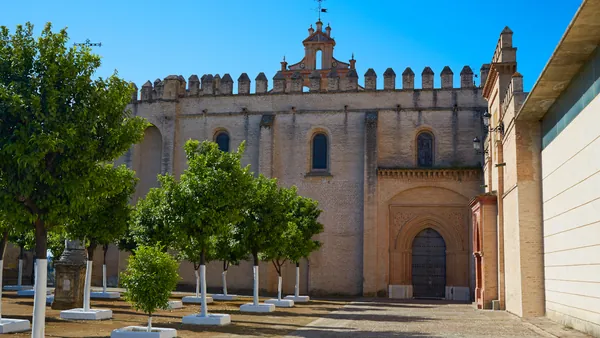 Vista del Monasterio de San Isidoro del Campo, un impresionante ejemplo de arquitectura medieval en la provincia de Sevilla