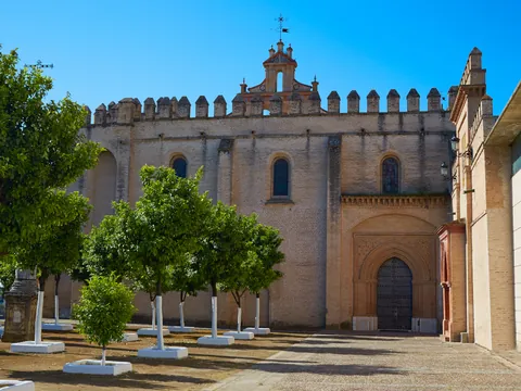 Vista del Monasterio de San Isidoro del Campo, un impresionante ejemplo de arquitectura medieval en la provincia de Sevilla