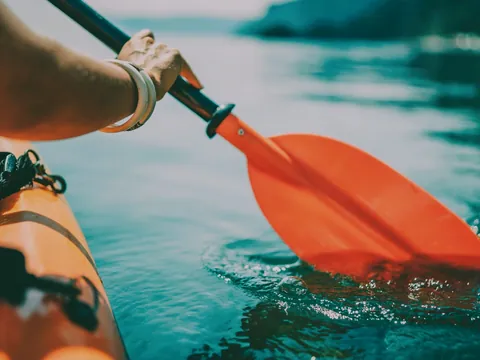 Primer plano de un remo de una persona en kayak