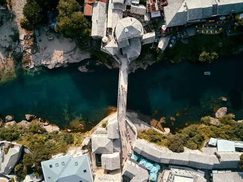 Vista aérea del Puente de Stari Most en Mostar, Bosnia y Herzegovina