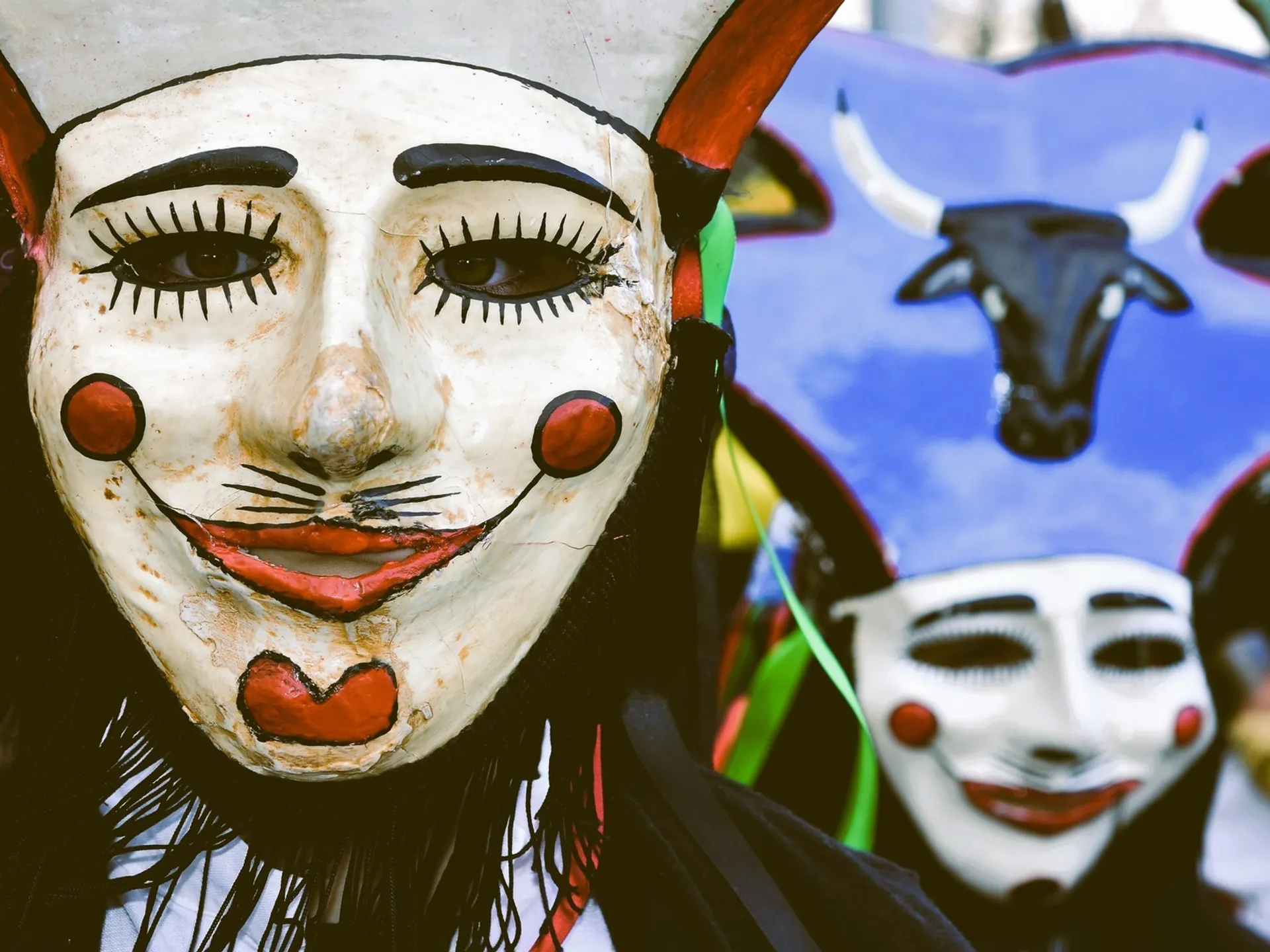 Máscaras tradicionales de Peliqueiros durante el Entroido en Galicia.