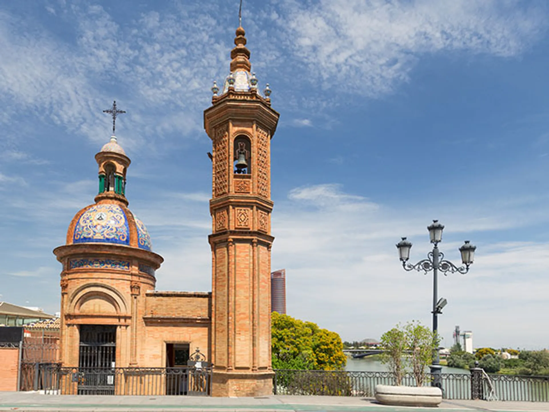 La Capilla del Carmen se encuentra anexa al Castillo de San Jorge de Triana - Castillo de San Jorge - Qué ver en Sevilla - Guía de viaje Sevilla - Buendía Tours