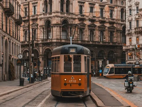Tranvía circulando por una calle céntrica de Milán