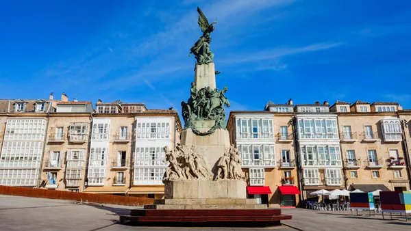 plaza-virgen-blanca_monumento-batalla_free-tour-vitoria-gasteiz_alava_pais-vasco_buendia.jpg