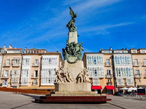 plaza-virgen-blanca_monumento-batalla_free-tour-vitoria-gasteiz_alava_pais-vasco_buendia.jpg