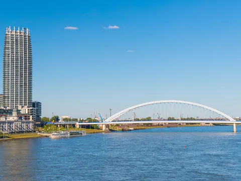 Pasaremos por debajo de puentes y modernos edificios.