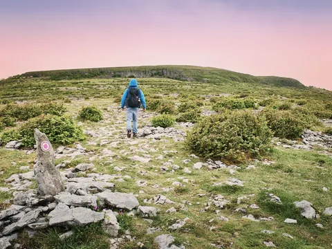 Senderista caminando por el terreno de El Burren, Irlanda