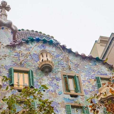 Imagen de barcelona vanguardista de gaudí