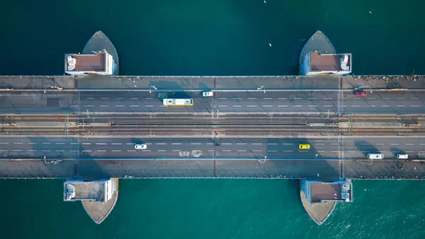 Plano picado aéreo del puente Galata en Estambul