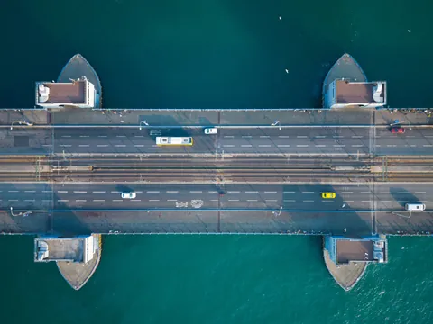 Plano picado aéreo del puente Galata en Estambul