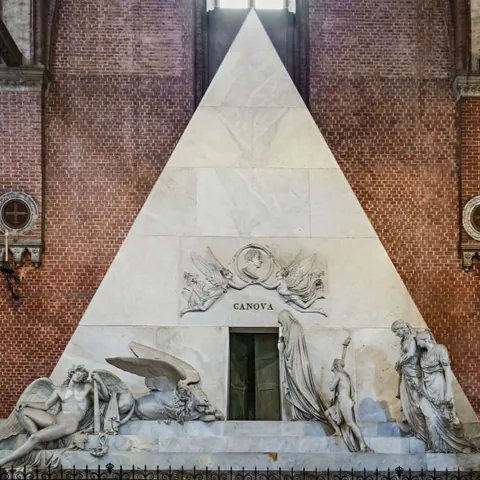 Interior de la Basílica Santa María dei Frari de Venecia