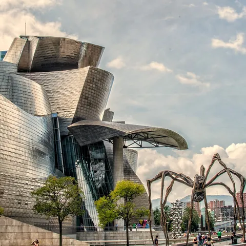 Exterior Museo Guggenheim de Bilbao - Exposiciones en Guggenheim de Bilbao en 2024 - Blog - Buendía Tours