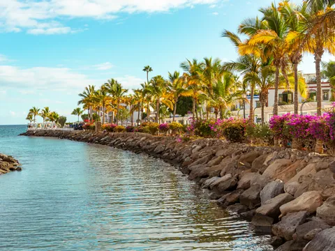 Paseo junto al mar en Puerto de Mogán, localidad visita en esta excursión que, cada viernes, presenta su mercadillo artesanal.