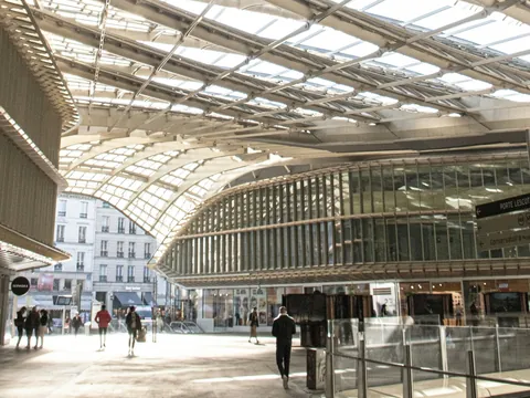 Interior del centro comercial Forum des Halles bajo la Canopy, París.