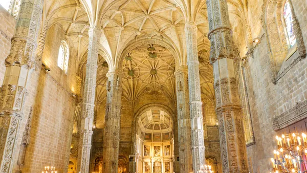 Interior de la Iglesia de Santa María en el Monasterio de los Jerónimos, Lisboa.