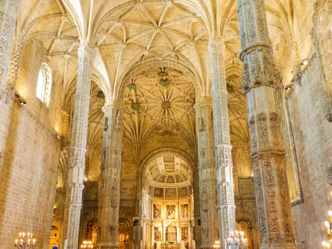 Interior de la Iglesia de Santa María en el Monasterio de los Jerónimos, Lisboa.