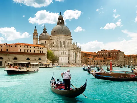Góndolas navegando por el Gran Canal de Venecia frente a la Basílica della Salute