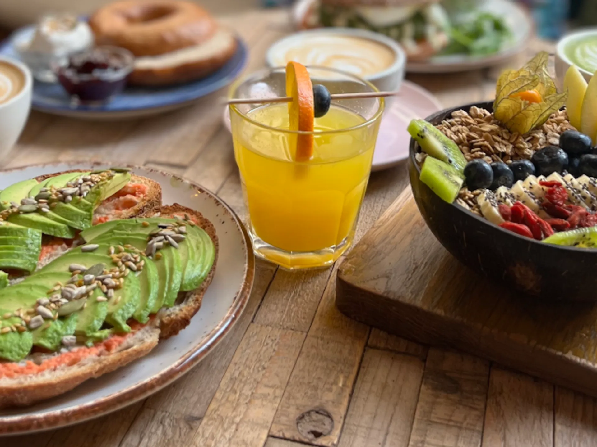 Platos de brunch, dulces y salados en un restaurante en Gijón- Los mejores Brunch de Gijón-Brunch en Gijón-Comer en Gijón-Guía de Viajes Buendía Tours