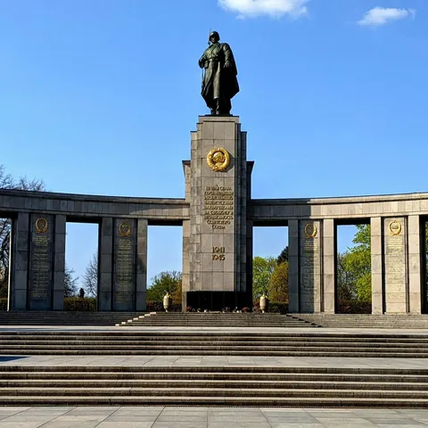 Monumento de Guerra Soviético con estatua de soldado en Tiergarten, Berlín